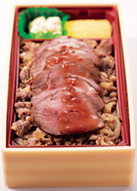 肉敷きローストビーフ弁当の写真