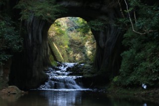 濃溝の滝（亀岩の洞窟）