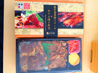 鹿児島黒豚ｽﾃｰｷ＆牛すき焼き弁当の写真
