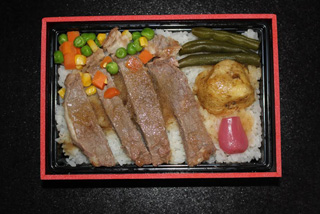 「ハクション小魔王」さんからの投稿写真＠【終売】甲州赤ワインステーキ弁当