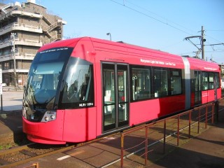 万葉線 赤色のアイトラム（路面電車）の写真