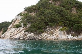 鹿浦越のランプロファイヤ岩脈の写真