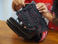 [2025年 グローブ作り体験会] 夏休みの自由研究や工作に、親子で野球グローブ作り！「グロつく」を東京都内27会場で開催！