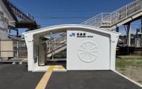 世界初の3Dプリンター駅舎、JR西日本 初島駅が利用開始
