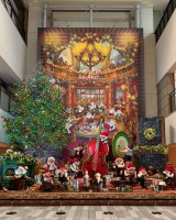 サンタたちのパーティーがテーマのクリスマスツリー登場『SANTA'S WINTER HOLIDAY!!』阪急三番街で開催