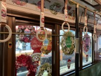 日比谷花壇が東京さくらトラム（都電荒川線）の「都電クリスマス号」装飾を実施