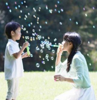 水遊び以外にもシャボン玉でも遊ぼう（※写真はイメージです）