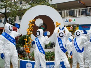 目の愛護 顔はめパネルと、目の愛護くんの陽気な姿