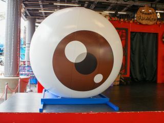 「巨大目神輿」、ステージの天井まで届く高さ！