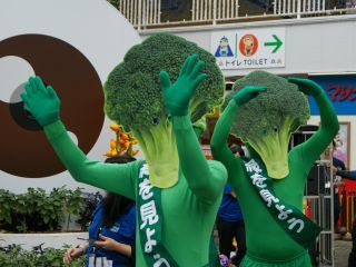 右のブロッコリー「目の愛護ポーズ」さあアナタもご一緒に！