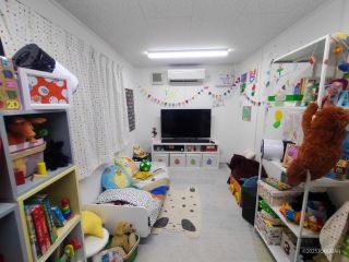 かわいらしい子ども部屋ですが壁や小物を見ると...??