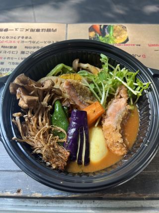 北海道産秋鮭のフライとキノコたっぷり秋の味覚と野菜、玉子のスープカレー