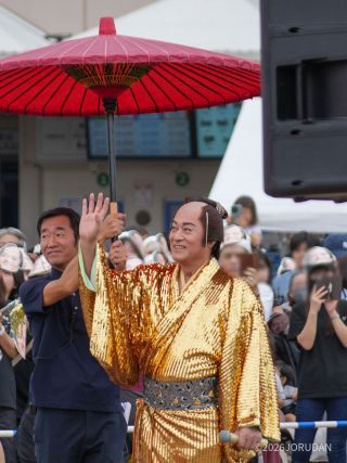 観客にも温かい笑顔を見せます