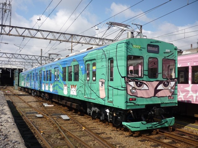 「忍者列車」と「ふくにん」の伊賀鉄道『アロマ＆フラワートレイン』運行