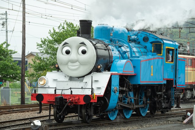 ～おかげさまで10年目　初の試み～　 7月14日・8月4日・9月1日の3日間限定で、 きかんしゃトーマス号とバスのバーティーの イブニング特別運転を行います！