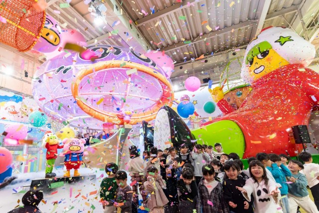 おやつタウンに2025年3月19日に新アトラクション「超ドデカイブタメンくんアドベンチャー」誕生！