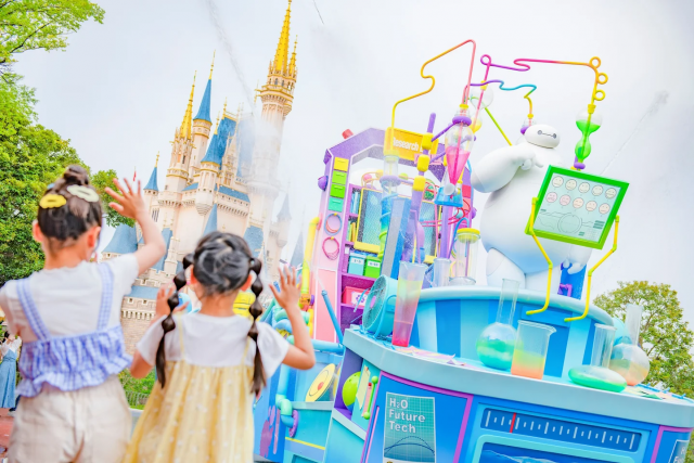 東京ディズニーランドで夏の散水プログラム「ベイマックスのミッション・クールダウン」実施