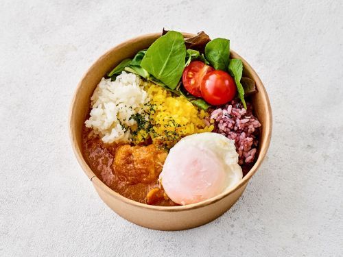 3色ご飯のてんくうチキンカレーポーチドエッグのせ(950円)