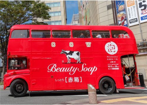赤箱仕様にラッピングされたロンドンバスイメージ