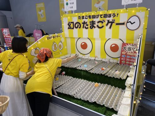 おもちゃの卵を10こ壁に投げ当てて落ちたところの点数で景品ゲット！