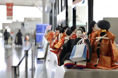 中部国際空港セントレアの紙袋を持つ雛人形（展示場所④）
