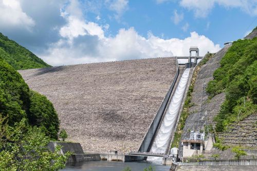 放流の姿が美しい事からダムの女王と呼ばれている奈良俣ダム