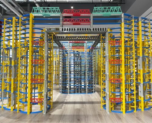 ・展示に向けて制作中のジオラマ（イメージ） (C) TOMY 「プラレール」は株式会社タカラトミーの登録商標です。