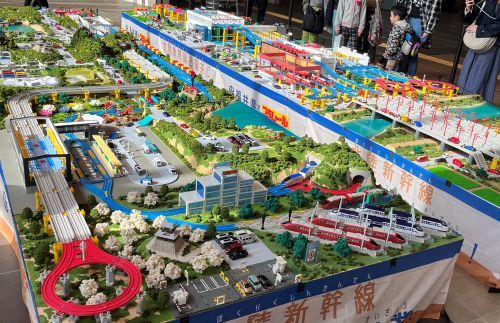 ・福井県×プラレール×JR西日本 オリジナル巨大プラレールジオラマ JR西日本商品化許諾済 （イメージ） (C) TOMY 「プラレール」は株式会社タカラトミーの登録商標です。