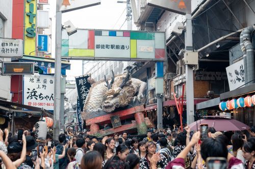 巨大な藝祭御輿がゲートを通る様は圧巻！必見です