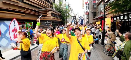 藝大サンバ部の演奏でまちが元気に！
