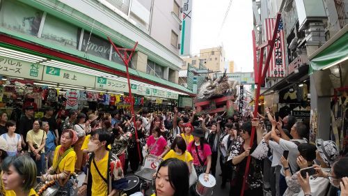 藝祭御輿とサンバ部の演奏でまちを練り歩きます