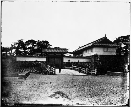 「旧江戸城写真ガラス原版 大手門」（パネル展示）横山松三郎／撮影　明治4年（1871）