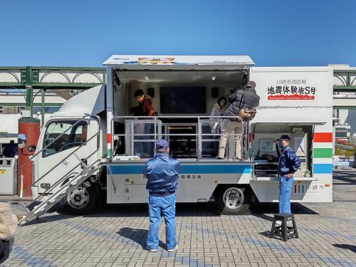起震車による地震体験(昨年の様子)