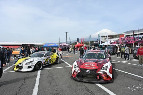 パドックエリアではチューニングカーを多数展示。カスタマイズパーツ販売も