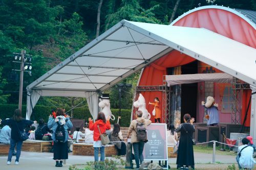 エンマの劇場の舞台と座席に、テントを設置！