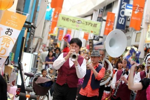 ディキシーバンドが街を周る