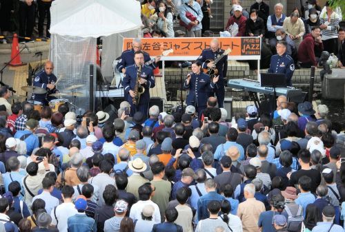 駅前ひろばがステージに